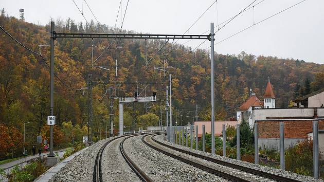 Rekonstrukce železničního koridoru mezi Brnem a Blanskem pokračuje podle plánu. Vlaky tam začnou po roční výluce opět jezdit od 11. prosince. Na snímku úsek Bílovice a Babice nad Svitavou.