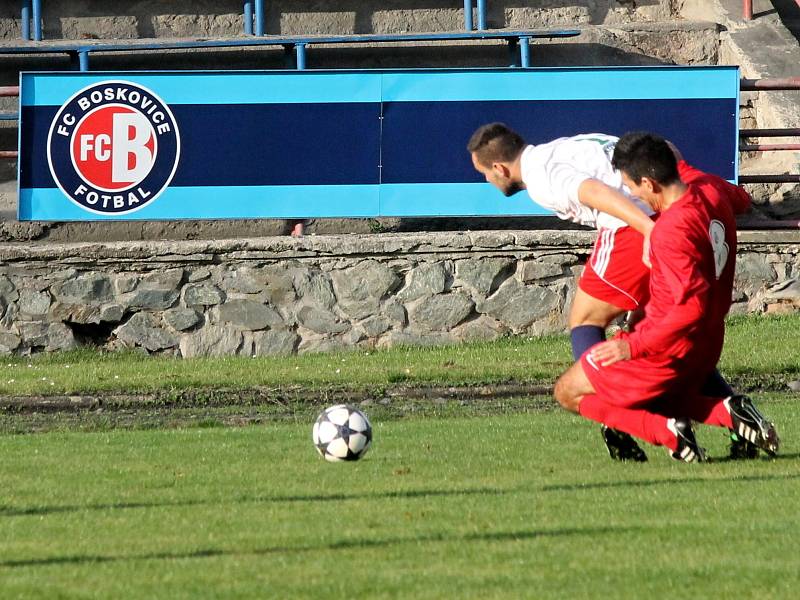 Fotbalisté Boskovic (v bílém) remizovali doma s favorizovanou Moravskou Slavií Brno 4:4. Domácí přitom ještě dvě minuty před koncem vedli 4:2. O výhru přišli až v nastavení.