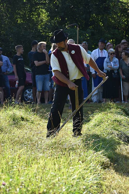 Kloboučské bratrstvo pořádalo už po dvanácté sečení otav. Soutěžilo jedenáct mužů, pět žen a dva junioři.