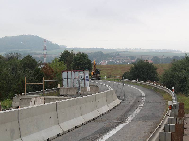 Kvůli opravovanému mostu na silnici I/43 musí řidiči jezdit přes Černou Horu.