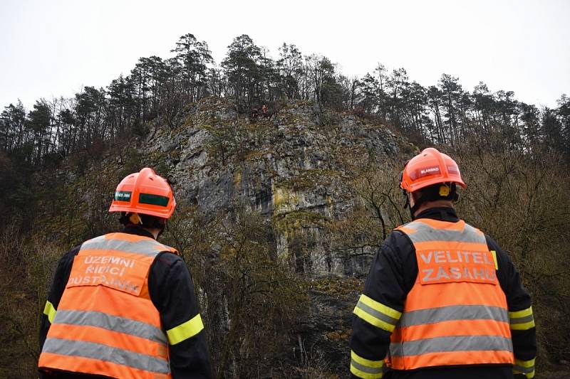 Odvážné manévry na skále podstoupili jihomoravští hasiči při záchraně ovcí, které uvízly na skalní římse ve Sloupu na Blanensku.