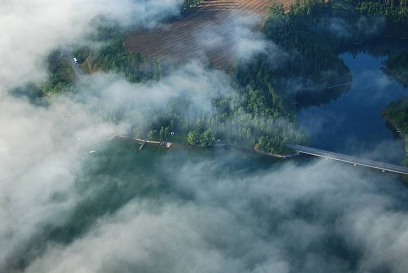 Olešnický farář Pavel Lazárek létá na paraglidingovém křídle a fotografuje krajinu.