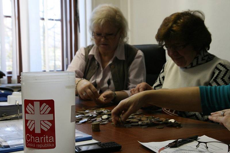 Lidé, kteří na Blanensku letos přispěli charitě do tříkrálové sbírky, byli letos mimořádně štědří. Do kasiček naházeli o sto třináct tisíc korun víc, než před rokem. Rekordních 1 694 427 korun. 