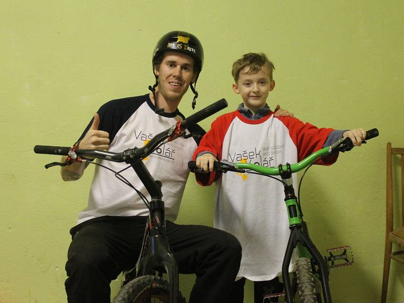 Šestiletý biketrialista Václav Kolář z Benešova má velký vzor. Jeho jmenovec z Blanska je mistr světa. Jednou chce být úspěšný jako on.