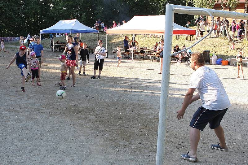 Hřiště u základní školy v adamovské ulici Ronovská ovládl v pátek dětský den. Městský klub mládeže pro příchozí připravil řadu soutěží a her. Nechyběl ani skákací hrad a obří nafukovací skluzavka.