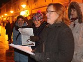 V Blansku si přišlo koledy na Rožmitálovu ulici zazpívat více než šedesát lidí. O hudební doprovod se postaral soubor BaczBand.