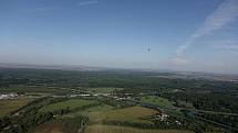 Motorový paraglidista Petr Buchta z Adamova na Blanensku tentokrát změnil letový plán. S křídlem a fotoaparátem nevystartoval nad oblíbený Moravský kras, ale kompas stočil minulý víkend více na jih. Konkrétně na Břeclavsko.
