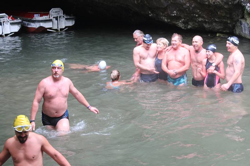 Otužilci zahájili v Punkevních jeskyních sezonu zimního plavání.