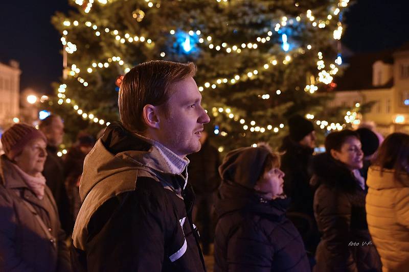 Boskovičtí se na akci Česko zpívá koledy tradičně sešli na Masarykově náměstí před tamní radnicí.