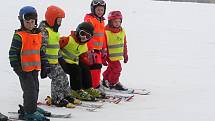 Děti ze základní školy ve Sloupu vyrazili na lyžařský kurz do ski areálu v Olešnici. Škola jezdí do areálu vyráží každoročně.