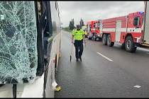 Nepříjemnou ranní špičku zkomplikovala na silnici I/43 u Lipůvky nehoda linkového autobusu a kamionu.