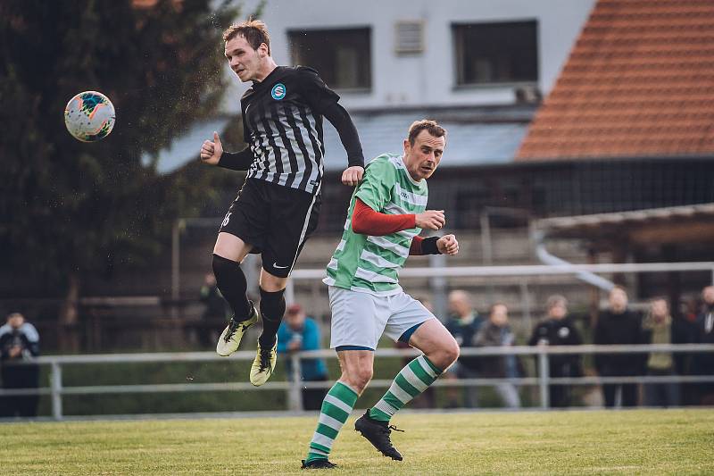 Fotbalisté Rájce-Jestřebí (zelenobílé dresy) v přípravě porazili Kunštát 6:3.