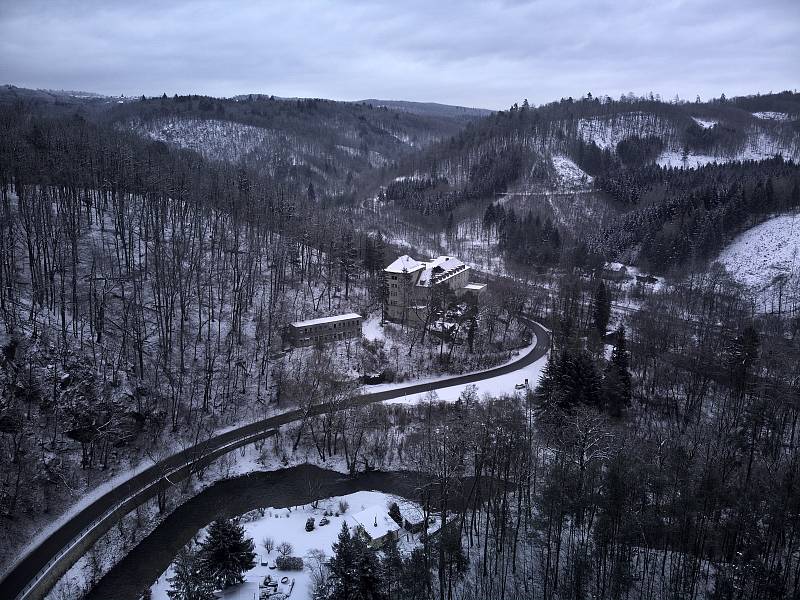 Bývalá léčebna dlouhodobě nemocných v Bílovicích nad Svitavou z ptačí perspektivy.