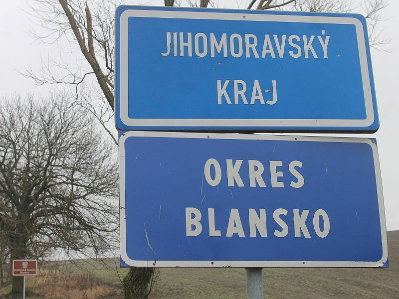 Historickou hranici Čech a Moravy připomínají na Blanensku dvě dopravní značky. Zatím jediné v republice. Jedna z nich je mezi obcí Kněževes a Jobovou Lhotou a druhá pak o kousek dál na silnici mezi Olešnicí a Trpínem.