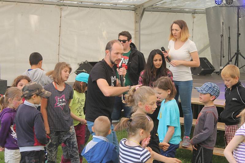 Stánky s pestrou nabídkou volnočasových aktiv. Konference, hudební festival, doprovodný program s řadou vystoupení a dva dny zalité sluncem. To byl letošní BambiFEST, který v pátek a sobotu ovládl zámecký park v Blansku.