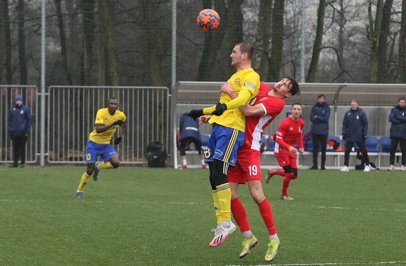 Fotbalisté Zlína (ve žlutých dresech) v prvním letošním zimním přípravném zápase přehráli druholigové Blansko 4:1.