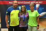 Lucie Hrazdírová si z Brna nedávno přivezla titul juniorské mistryně republiky v bowlingu. Na snímku s rodiči.