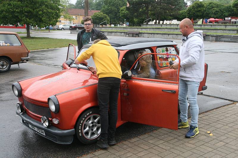 Na blanenském náměstí Republiky se konal tradiční sraz aut značky Trabant. Už po dvanácté.