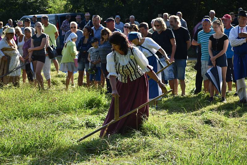 Kloboučské bratrstvo pořádalo už po dvanácté sečení otav. Soutěžilo jedenáct mužů, pět žen a dva junioři.