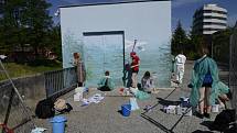 Žáci blanenské základní umělecké školy vyzdobili strojovnu u splavu.