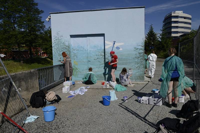 Žáci blanenské základní umělecké školy vyzdobili strojovnu u splavu.