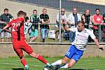 Po vítězství nad Sigmou Olomouc B (červené dresy) 3:1 se fotbalisté Blanska vyhoupli do čela tabulky Moravskoslezské ligy. Foto: Josef Kratochvíl