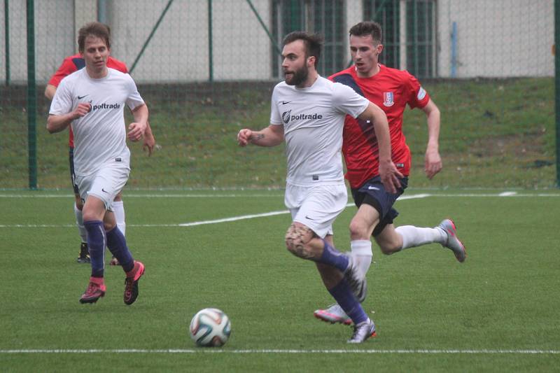 Fotbalisté Blanska (v červeném) mají z jarní premiéry bod. Ve třetí lize remizovali doma s Mohelnicí 1:1.