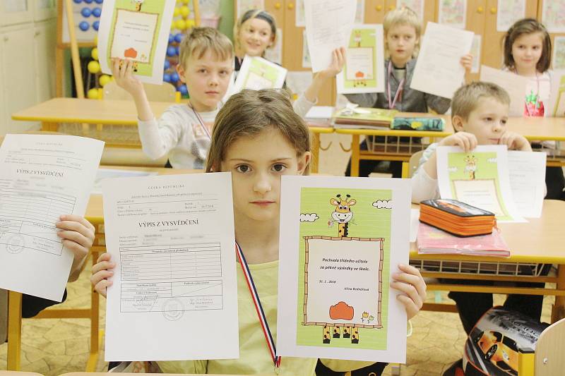 Smích a dobrá nálada. Prvňáčci ze základní školy v Knínicích dostali ve středu stejně jako řada jejich kamarádů z Blanenska první vysvědčení. A byly na něm samé jedničky. „Děti dostaly na památku kromě vysvědčení také pochvalné listy pro rodiče na památku