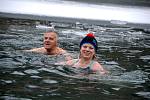 Jedenáctý ročník otužileckého plavání v lomu Šosůvka byl ve znamení ledu a sněhu.