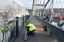 Nové osvětlení mostní konstrukce i zábradlí na lávce pro pěší aktuálně získává přemostění na Staré Blansko. Foto: se souhlasem Města Blansko