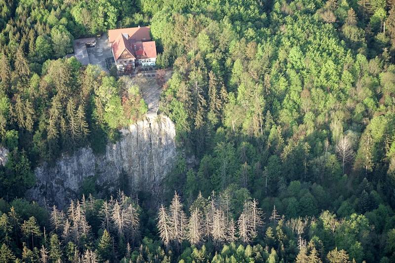 Paraglidista Petr Buchta prosvištěl nad Blanenskem s novým padákem. Poznáte kde létal? (Macocha) Se souhlasem Petra Buchty