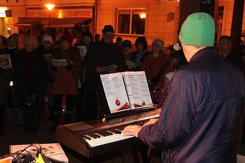 K projektu Česko zpívá koledy se přidali i lidé v Blansku. Na Rožmitálově ulice zpívala více než stovka lidí.
