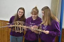 Na Masarykově střední škole Letovice soutěžili žáci ze základních škol ve stavbě mostů ze špejlí.