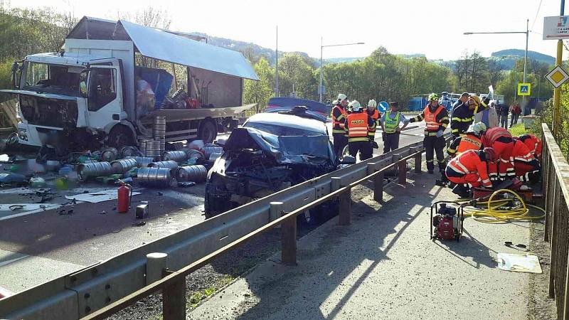 Dopravní nehoda u Letovic. Osobní auto se srazilo s nákladním.