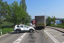 V Sebranicích narazilo osobní auto do nákladního.