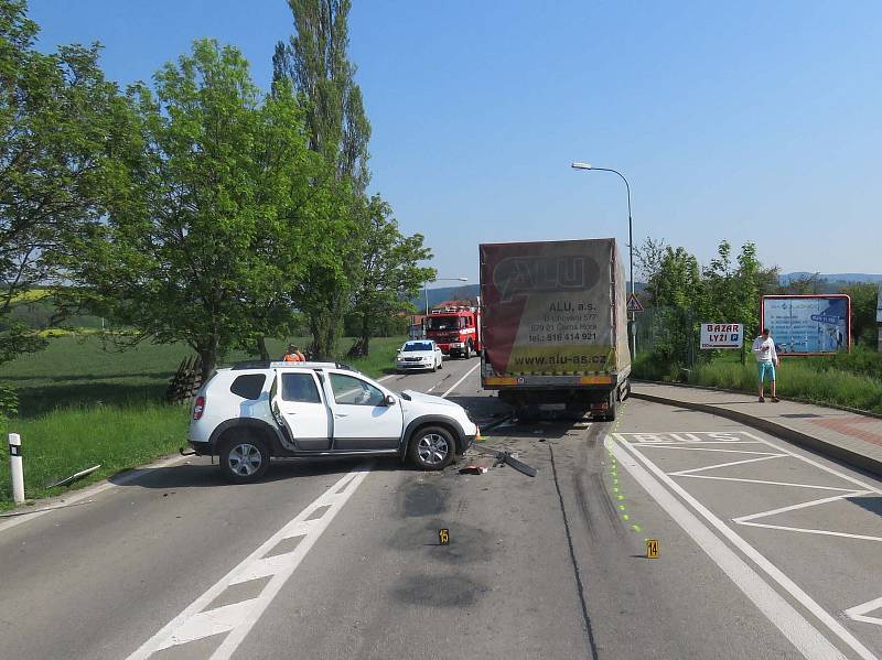 V Sebranicích narazilo osobní auto do nákladního.