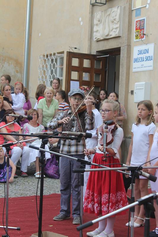 Děti z přípravných oborů Základní umělecké školy v Blansku v úterý odpoledne před školou tančily a zpívaly. Při příležitosti mezinárodního Dne hudby.