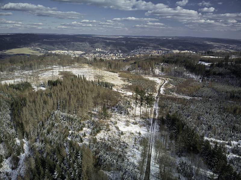 Kůrovcová kalamita na Blanensku z ptačí perspektivy. Na snímku okolí blanenských Hořic.