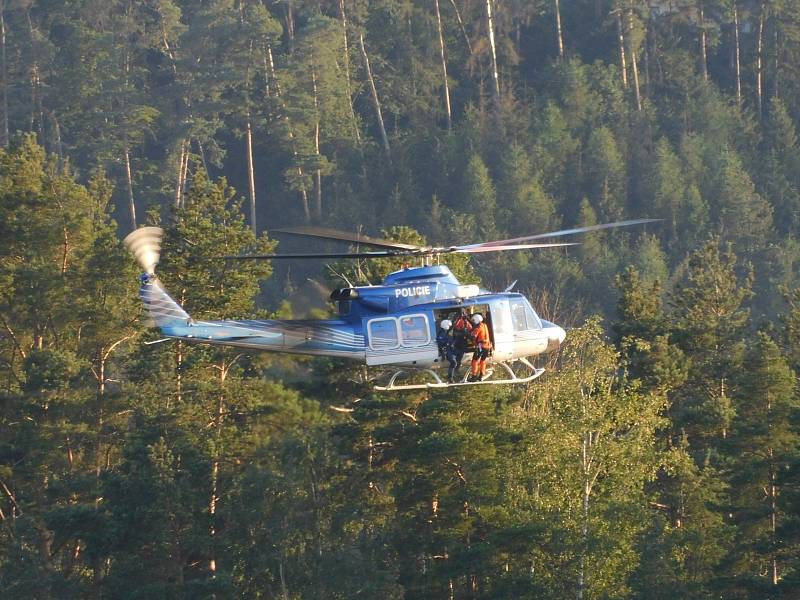 Záchranář na laně se z paluby vrtulníku spouští ke skalní stěně v blanenském zatopeném lomu. Zanedlouho vytahuje muže, kterého vrtulník transportuje k sanitce. Takovou scénu sledovali v úterý po sedmé hodině večer lidé z Blanska.