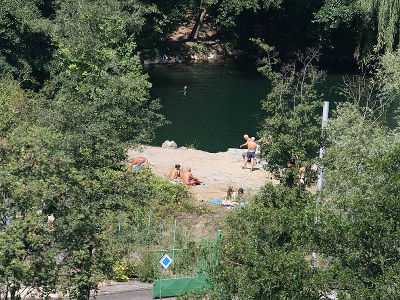 Zatopený lom na okraji Blanska je vyhledávanou lokalitou pro koupání. Je však v soukromých rukou a platí tam zákaz koupání. Ten lidé porušují.