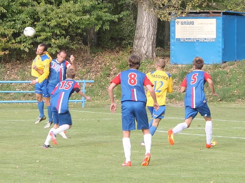 Fotbalisté Blanska porazili Tasovice (ve žlutém) 3:1.