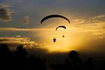 Olešnický farář Pavel Lazárek létá na paraglidingovém křídle a fotografuje krajinu.