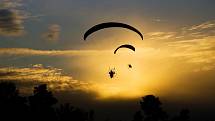 Olešnický farář Pavel Lazárek létá na paraglidingovém křídle a fotografuje krajinu.