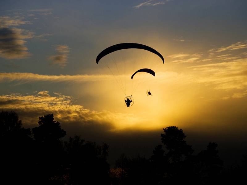 Olešnický farář Pavel Lazárek létá na paraglidingovém křídle a fotografuje krajinu.