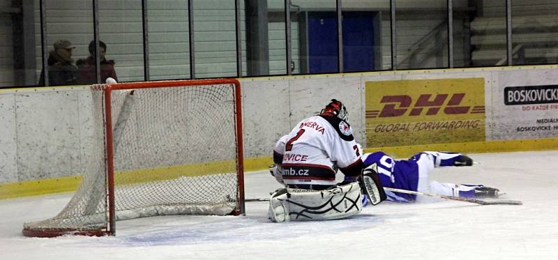 Hokejisté Boskovic prohráli doma druhé utkání semifinále play-off krajské ligy s týmem Warrior Brno 2:4.