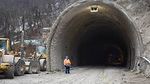 Pod Novým hradem rozšiřují původní tunel. Na skálu použijí také trhavinu.