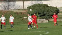 Fotbalisté Boskovic (v bílém) remizovali doma s favorizovanou Moravskou Slavií Brno 4:4. Domácí přitom ještě dvě minuty před koncem vedli 4:2. O výhru přišli až v nastavení.