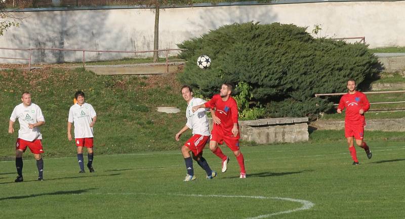 Fotbalisté Boskovic (v bílém) remizovali doma s favorizovanou Moravskou Slavií Brno 4:4. Domácí přitom ještě dvě minuty před koncem vedli 4:2. O výhru přišli až v nastavení.