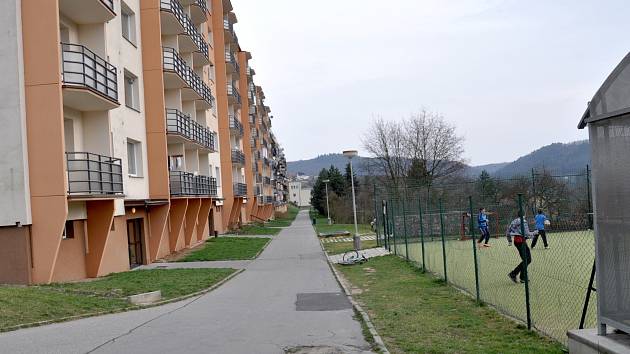 Obyvatele bytových domů v blanenské ulici Jasanová ruší hluk z dětského hřiště.