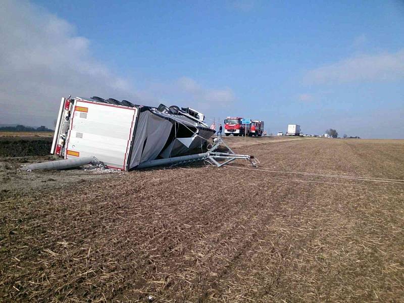 Odstraňování následků nehody u Krhova, kde kamion u silnice I/43 naboural do sloupu elektrického vedení.